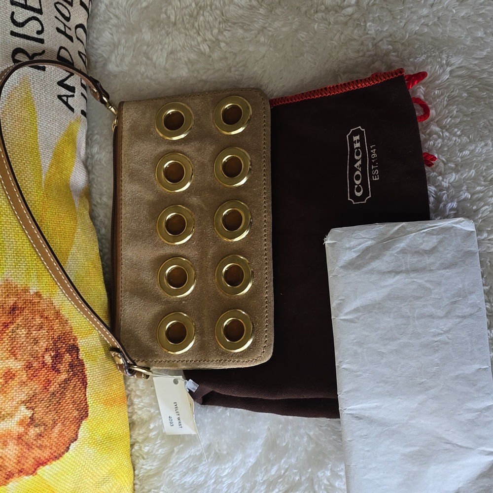 NWT Coach Grommets Suede Wristlet Or Clutch CAMEL🐫Color SO SOFT🤤🤤🤤 - Picture 4 of 11